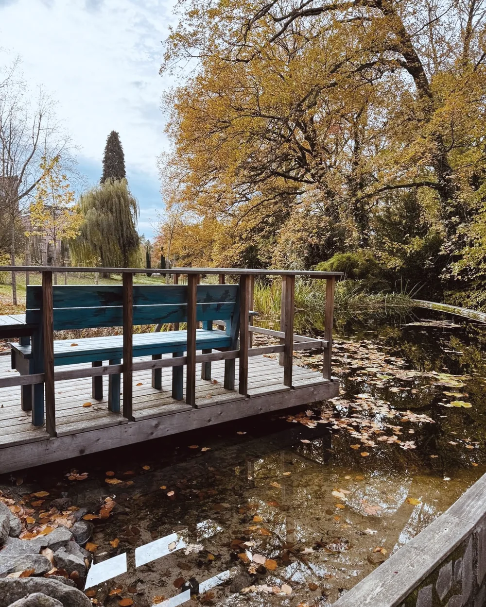 Herbstlicher Teich mit Holzsteg am Kloster Arenberg – Yoga-Retreat von Yoga Palme