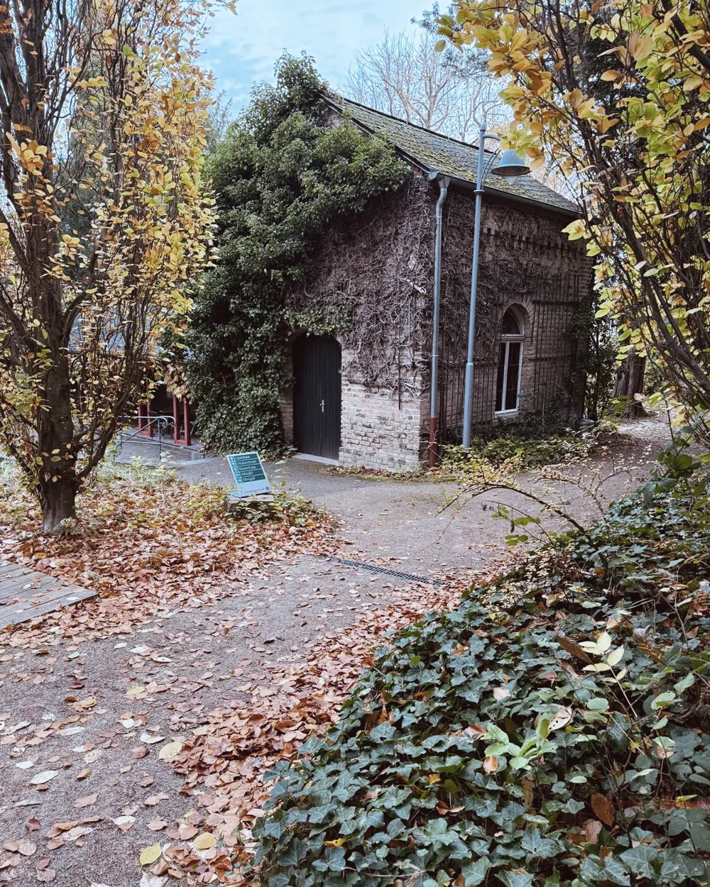 Historisches Steinhaus auf dem Klostergelände Arenberg im Herbst – Ort des Yoga-Retreats von Yoga Palme