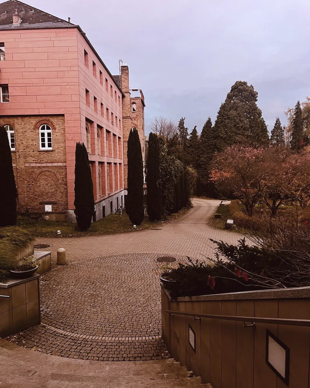 Kloster Arenberg in Koblenz im Herbst – Ort des Yoga-Retreats von Yoga Palme
