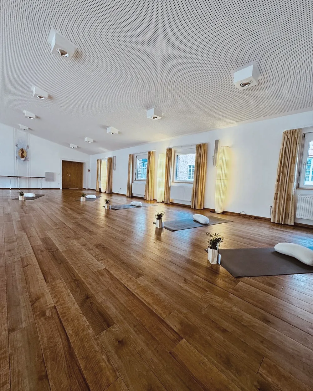 Lichtdurchfluteter Yoga-Raum mit Matten im Kloster Arenberg