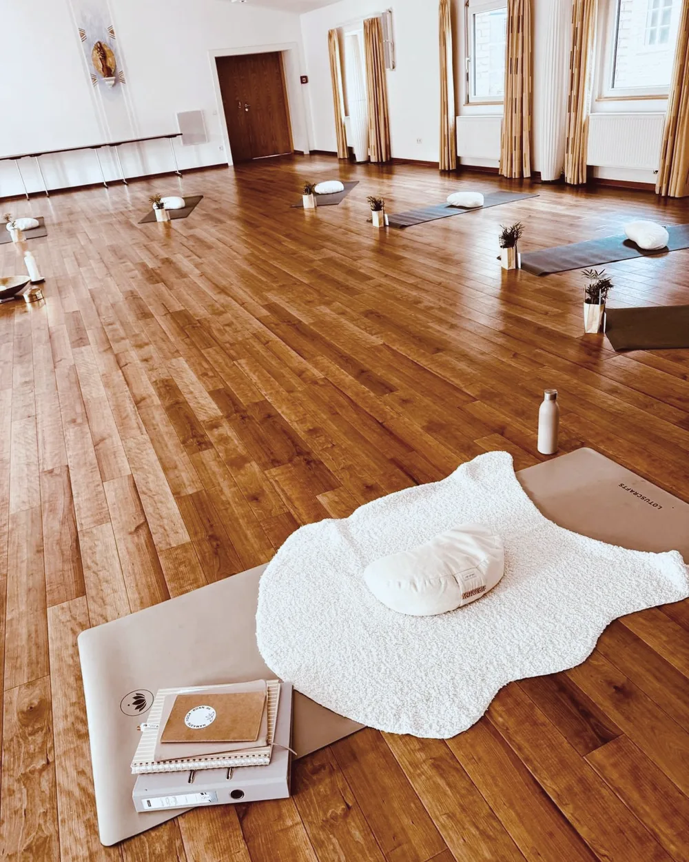 Vorbereiteter Yoga-Raum mit Kissen im Kreis – Retreat im Kloster Arenberg