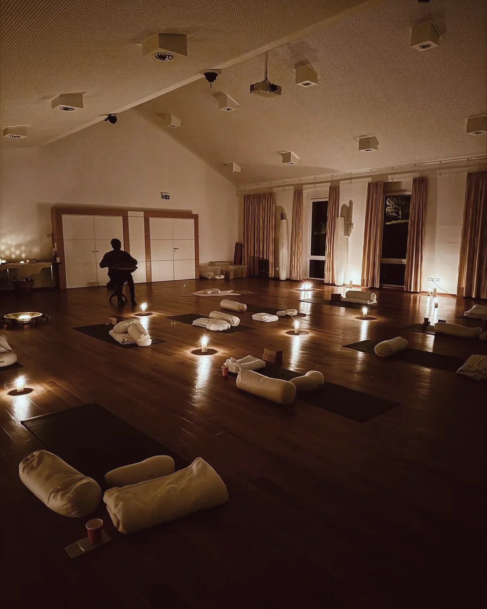 Warmes Kerzenlicht im Yoga-Raum während eines Retreats im Kloster Arenberg