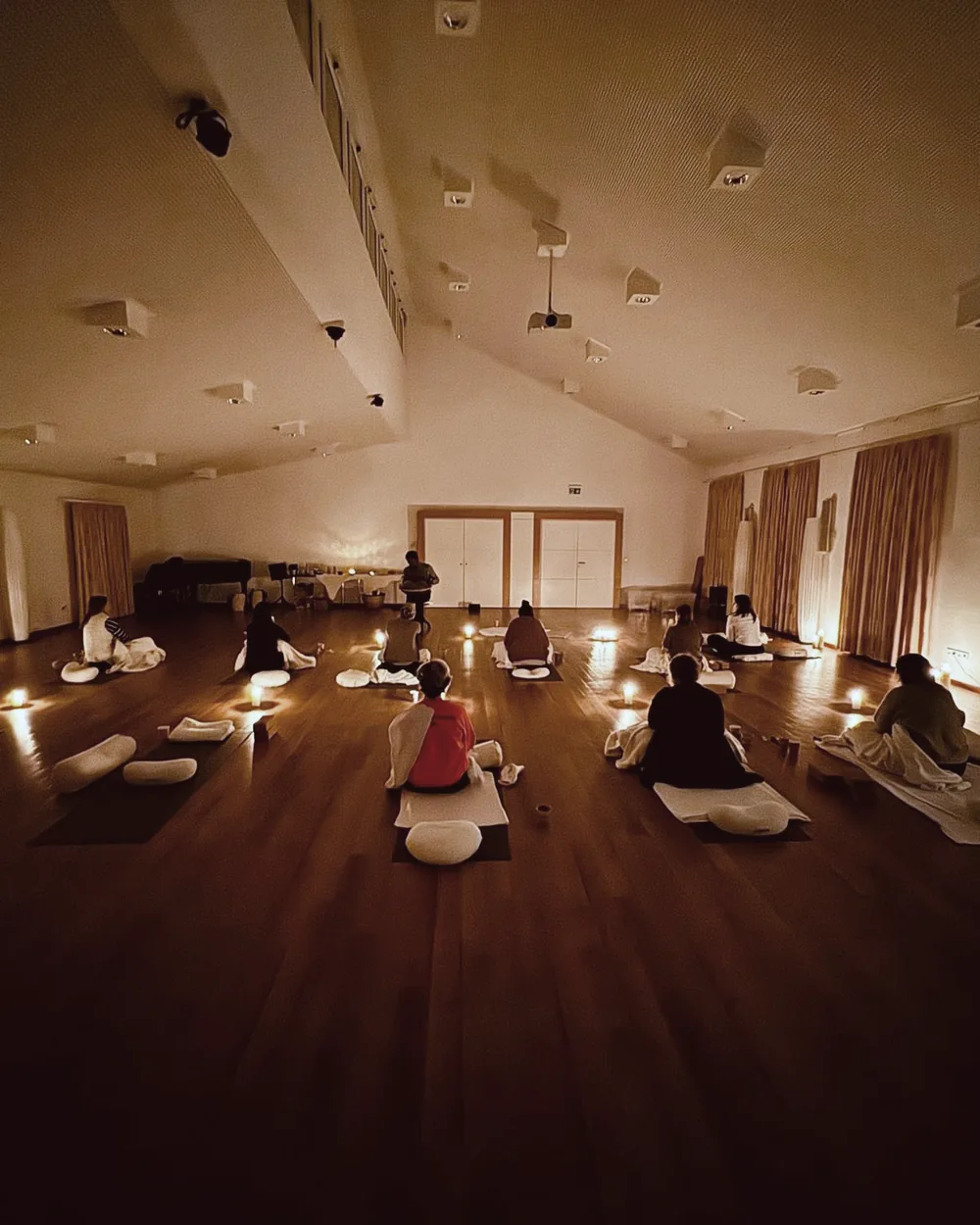 Yoga-Raum mit Bolstern und Kerzen für Entspannung und Soundbath