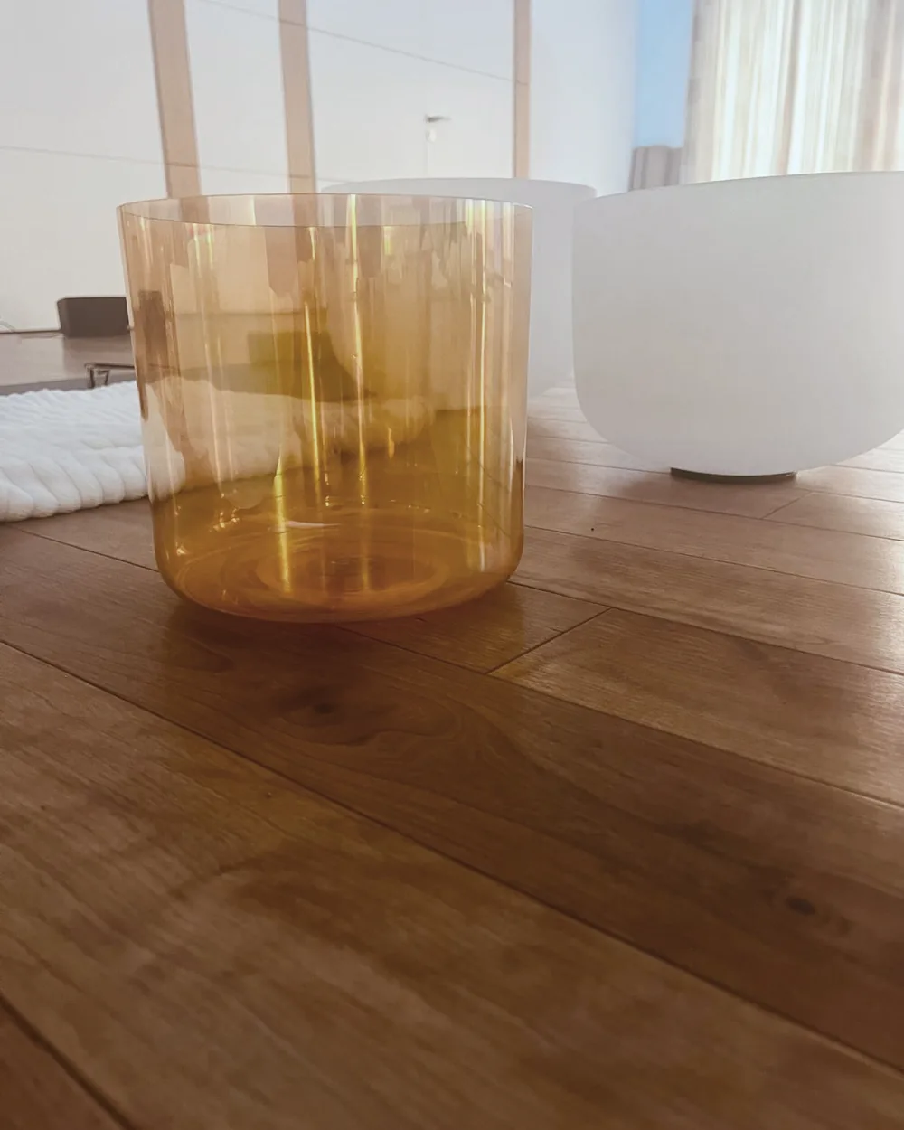 Klangschale im warmen Gegenlicht – Sound Healing beim Retreat im Kloster Arenberg