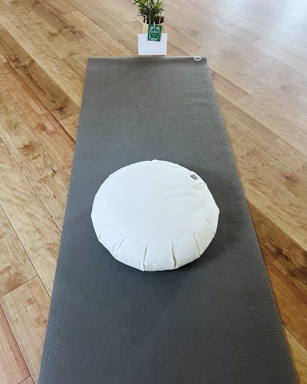 Weiße Klangschale mit Blume – liebevolles Detail beim Yoga-Retreat