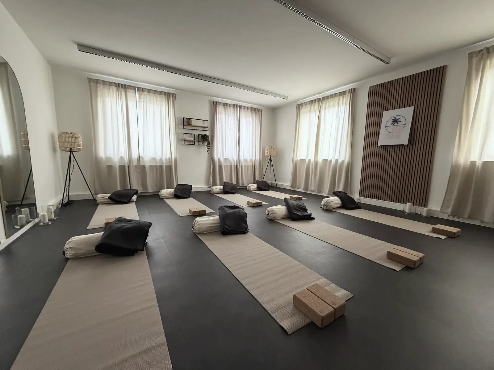 Yoga Palme Studio Köln-Ossendorf – heller Kursraum mit ausgelegten Matten