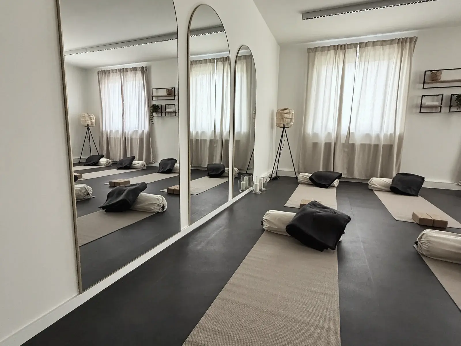 Yoga Palme Studio – Spiegelwand im Yogaraum