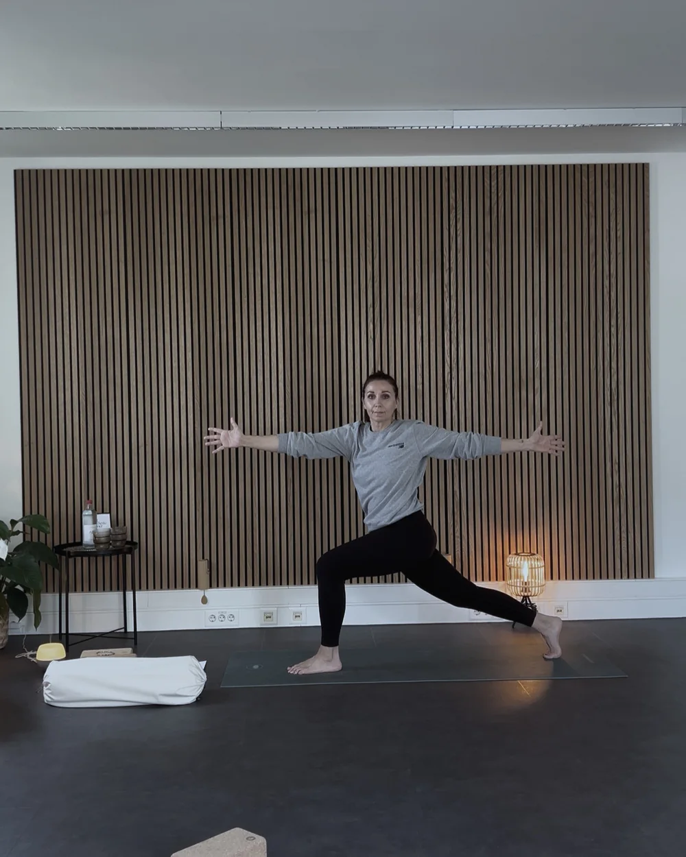 Viktoria Morinello im Krieger II, Yoga Palme Köln-Ossendorf