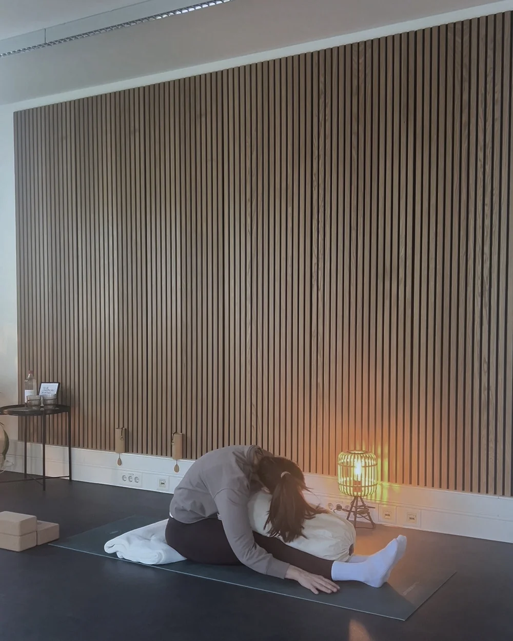 Viktoria Morinello in einer sitzenden Vorbeuge, Yoga Palme Köln-Ossendorf