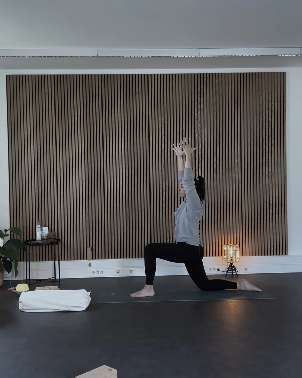 Viktoria Morinello im hohen Ausfallschritt mit erhobenen Armen, Yoga Palme Köln-Ossendorf