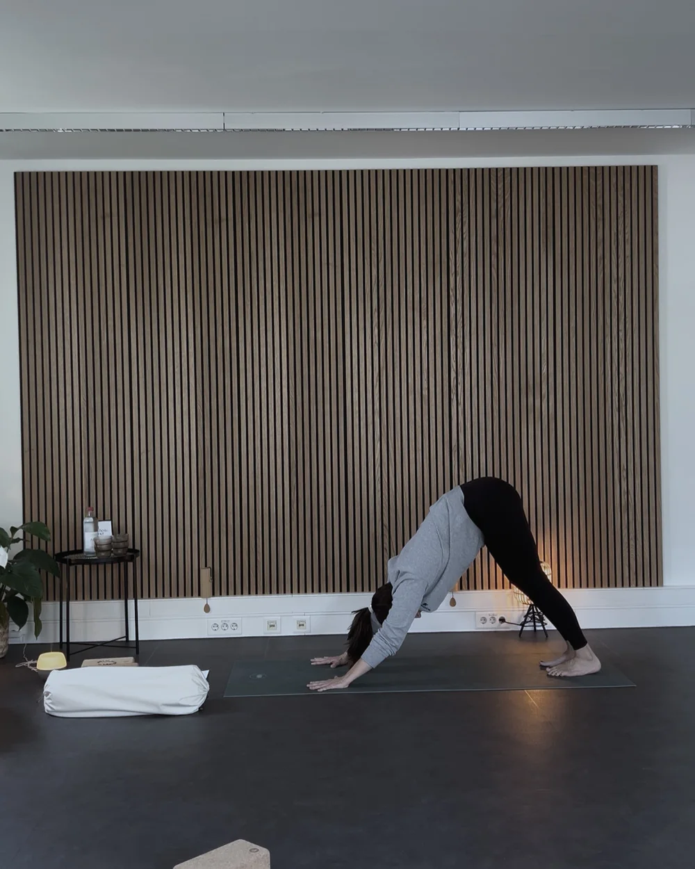 Viktoria Morinello im herabschauenden Hund, Yoga Palme Köln-Ossendorf