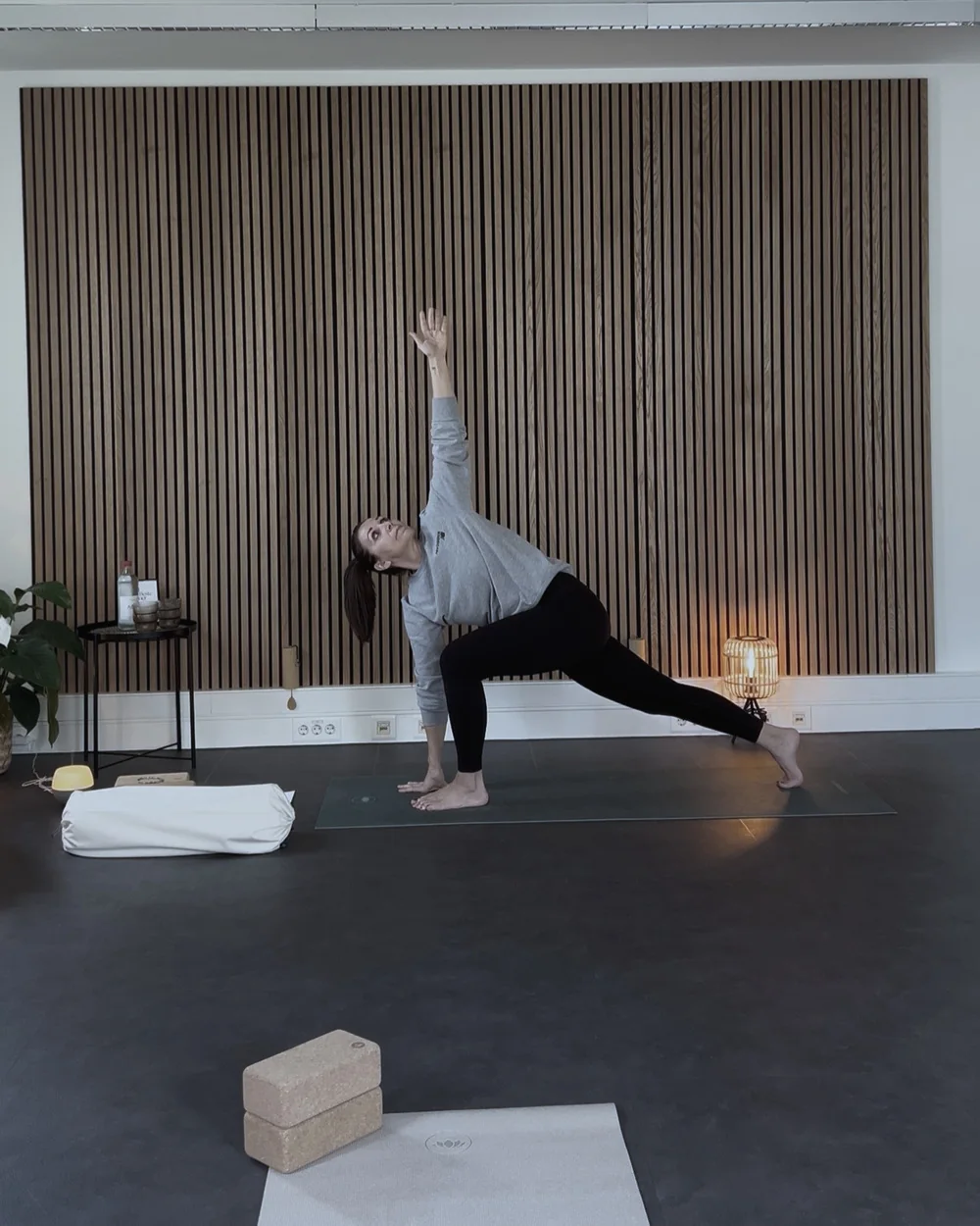Viktoria Morinello in einer seitlichen Streckung, Yoga Palme Köln-Ossendorf