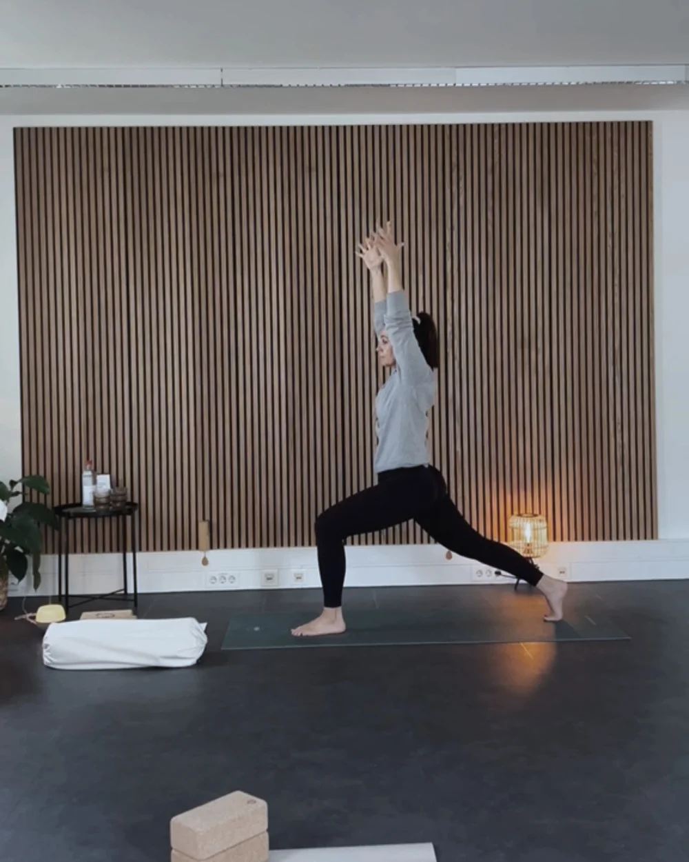 Viktoria Morinello im Ausfallschritt mit Reach, Yoga Palme Köln-Ossendorf