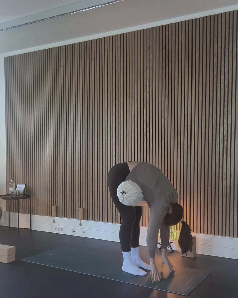 Viktoria Morinello in der stehenden Vorbeuge, Yoga Palme Köln-Ossendorf